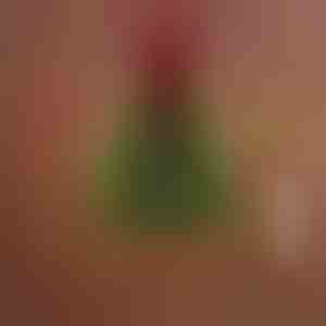 Рачно изработена божиќна гирланда во форма на елка | TREEWREATH